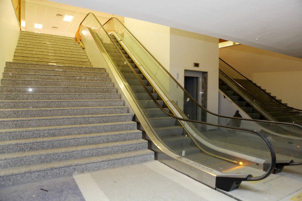 Escada e escada rolante
