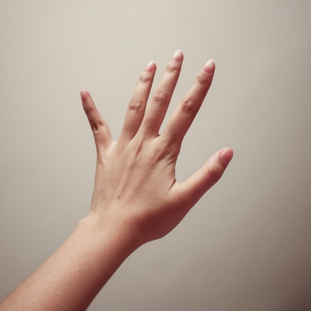 Estalar os dedos causa artrite?