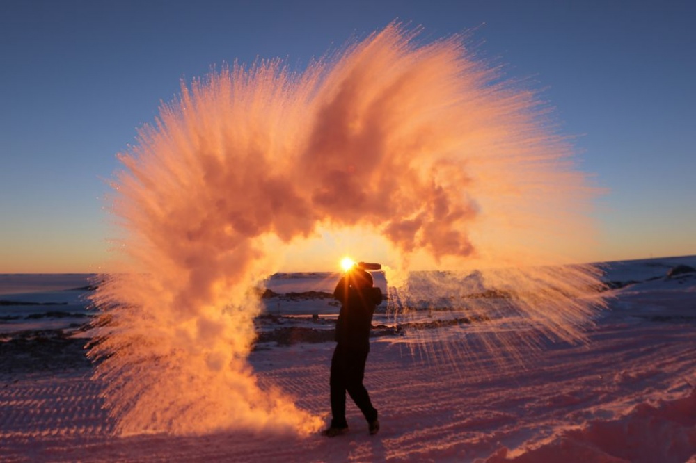 Isso é água quente sendo jogada no ar da Antártida. 