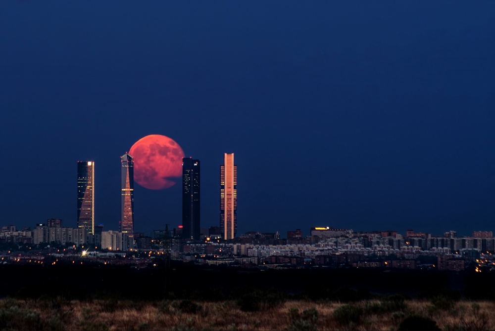 Lua em Madrid.