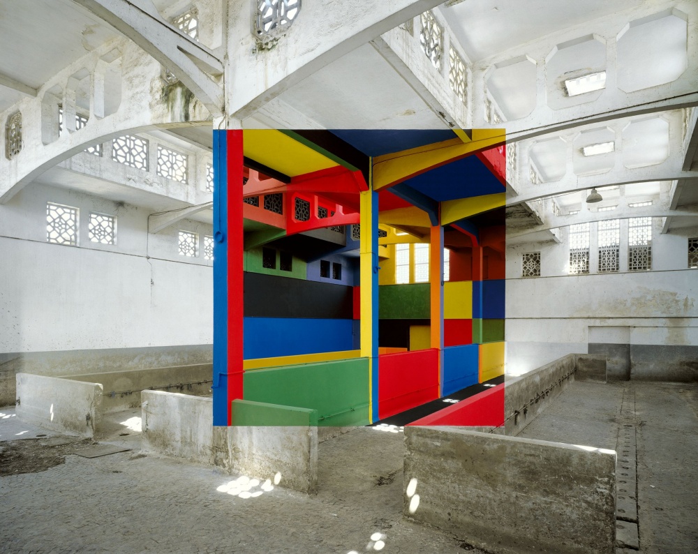 O artista Georges Rousse, cria sua arte em prédios abandonados.
