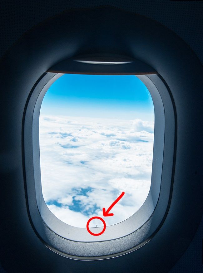 O furinho na janela do avião.