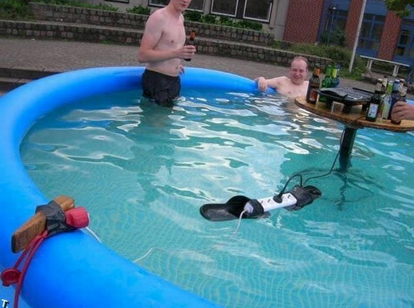 Churrasqueira elétrica na piscina.