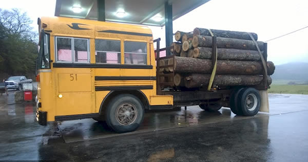 Ônibus de transporte de madeira. 